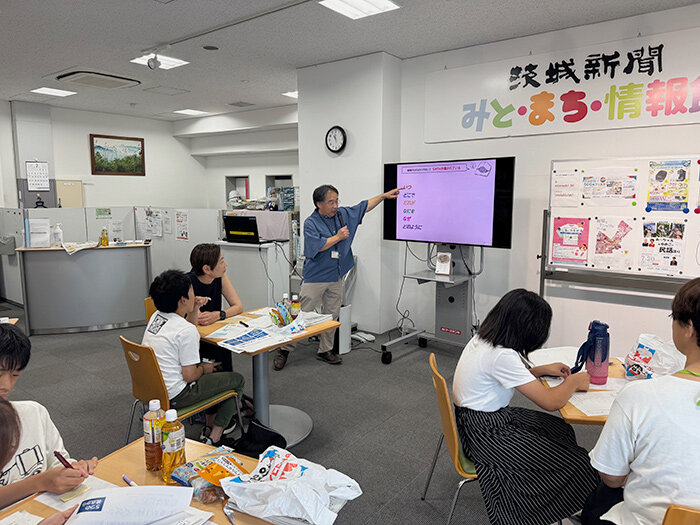 新聞記事の書き方について学習する参加者