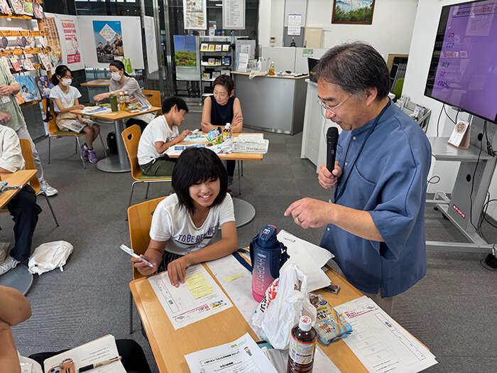 新聞記事の書き方について学習する参加者