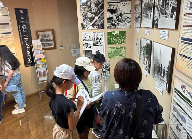 メモを取りながら取材をとる参加者
