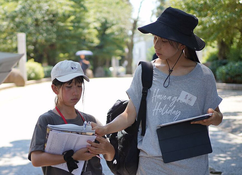 取材する姉妹の様子