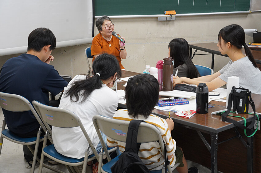 体験談をメモに取る参加者