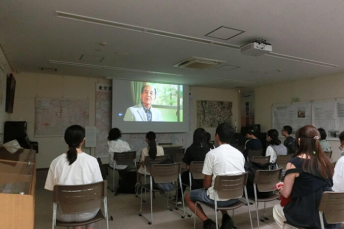 映像鑑賞の様子