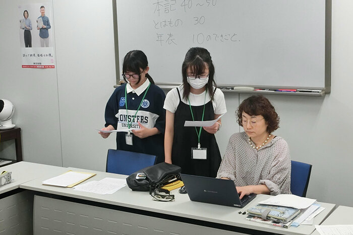 柏崎部長と記事を確認する参加者
