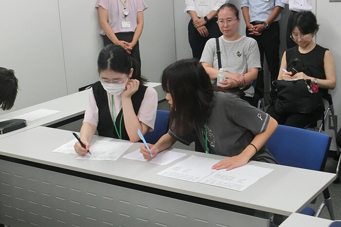 推敲する参加者
