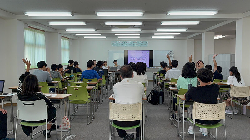学習する参加者の様子