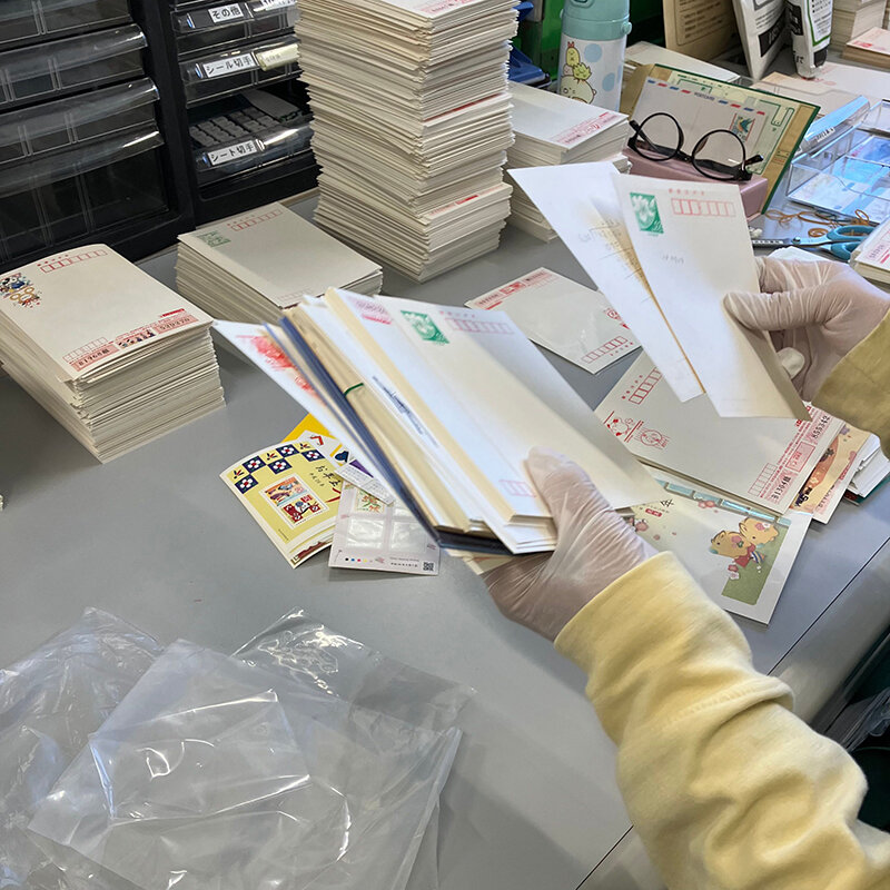 はがきの仕分け作業の写真