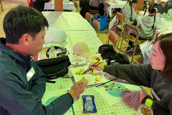 さつまいも4品種を食べ比べる様子