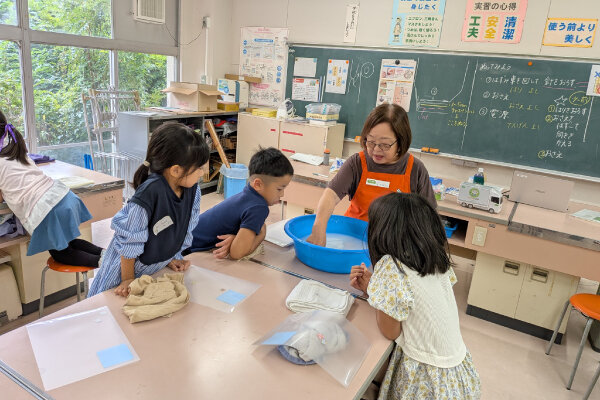 リサイクルハガキ作りの様子