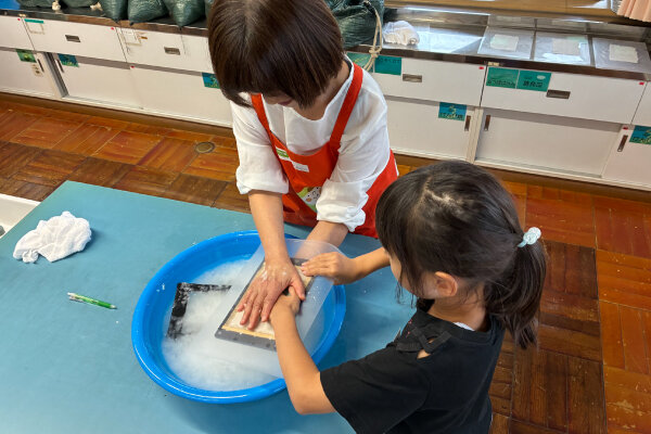 リサイクルハガキ作りの様子