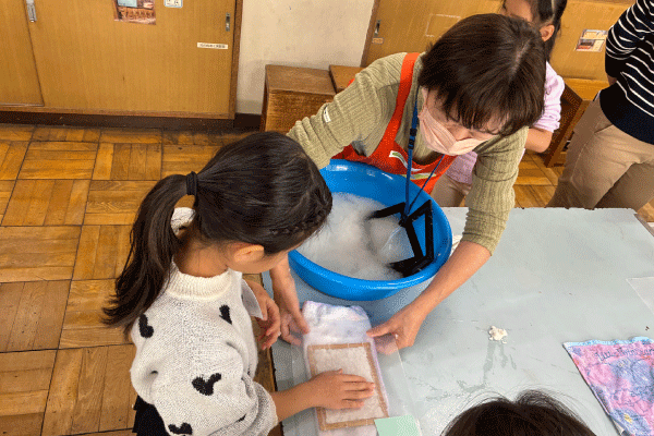 リサイクルハガキ作りの様子