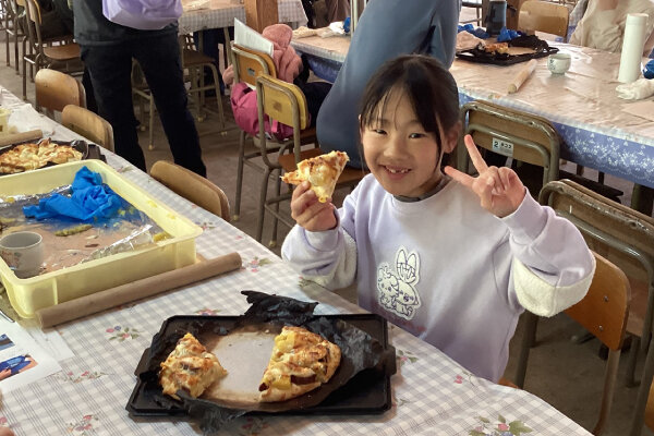 ピザを食べる様子