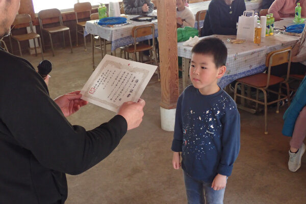 修了証書を授与される様子