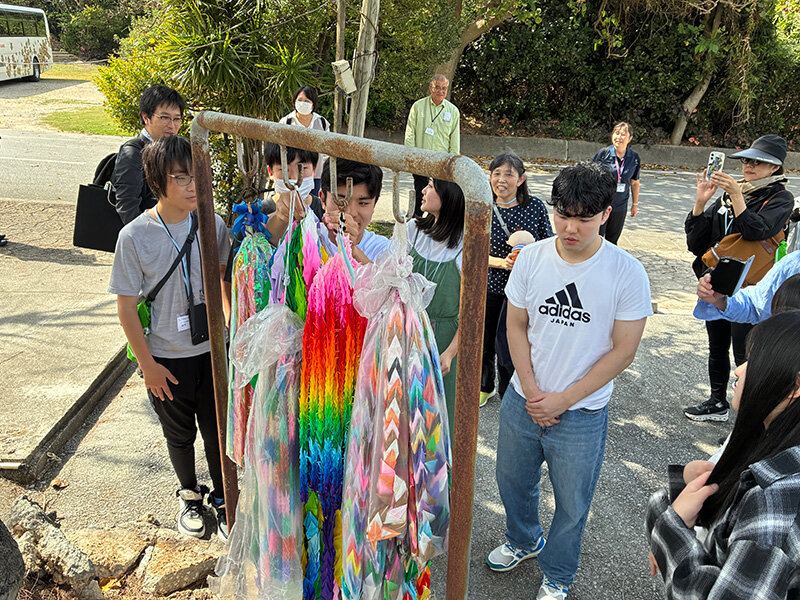 魂魄の塔で千羽鶴の献鶴