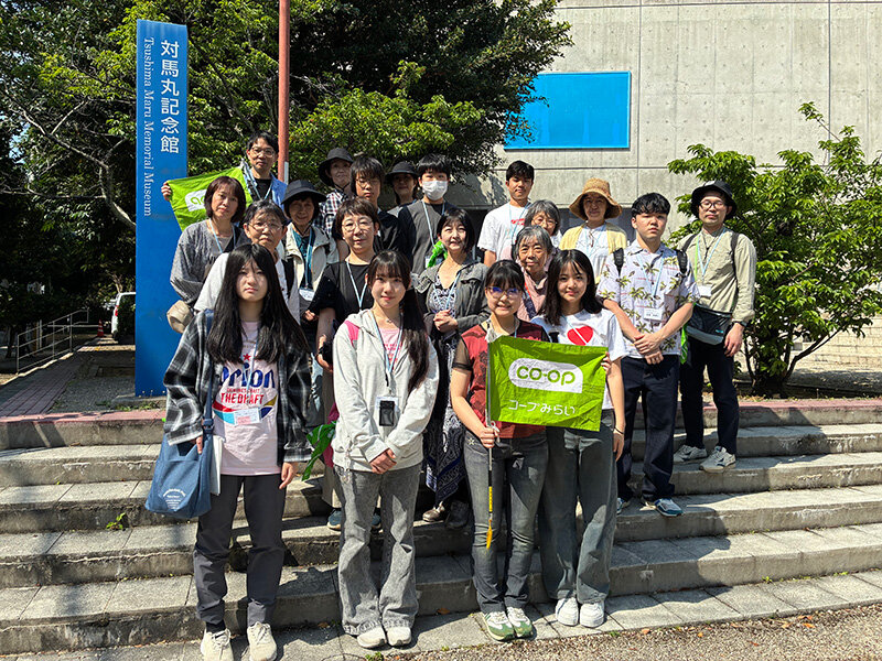 対馬丸記念館前にて