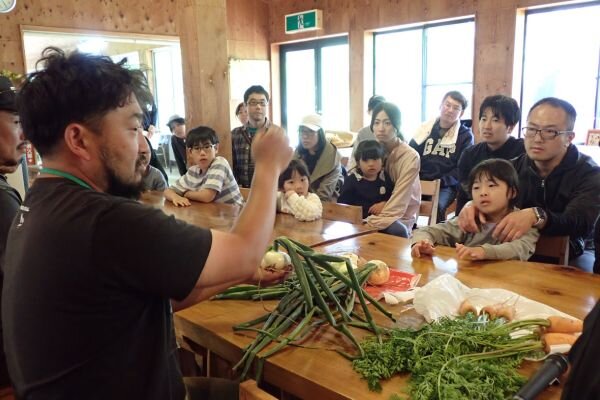 生産者の話を聞く参加者