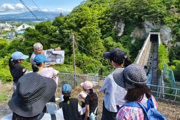 戦跡で話を聞く様子