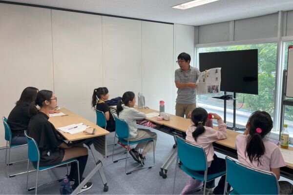 ニュースの作り方を教わる様子