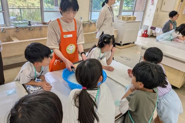 リサイクルハガキ作りの様子