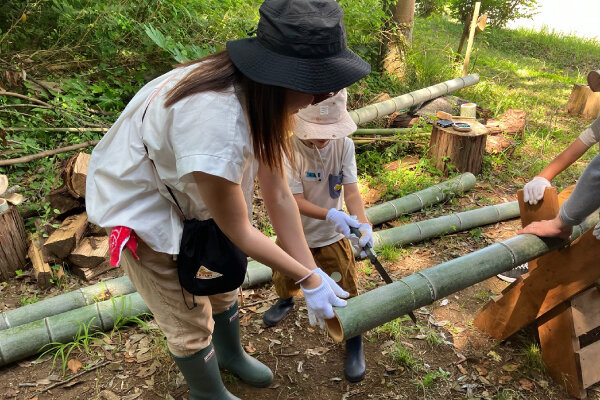 のこぎりを使って竹切りに挑戦