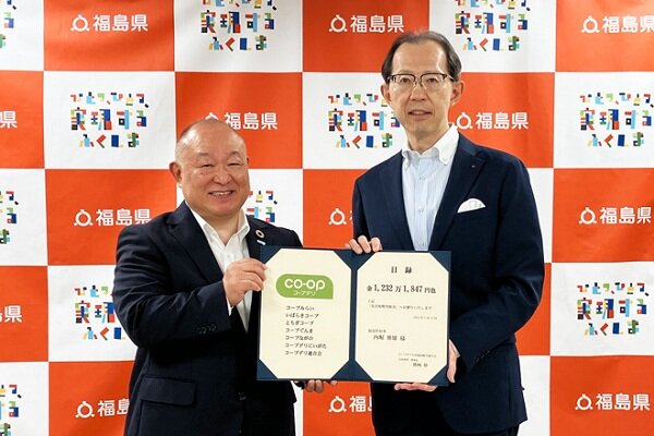 左からコープデリ連合会 熊﨑伸理事長、福島県 内堀雅雄知事