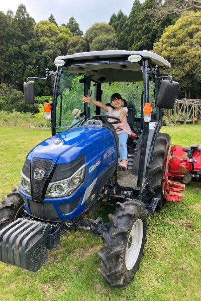 耕耘機に乗る様子
