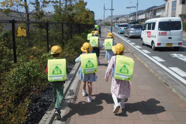 ランドセルカバーを使用する子どもたち