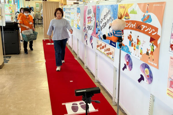 歩行年齢を測定中