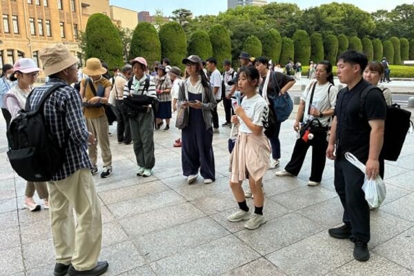 平和について学ぶ参加者の様子