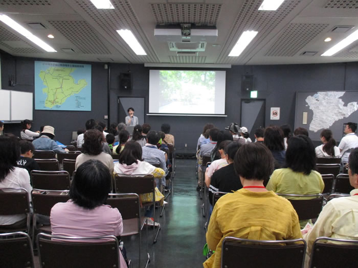 ひめゆり平和祈念資料館で「次世代による平和講話」を聞いている様子