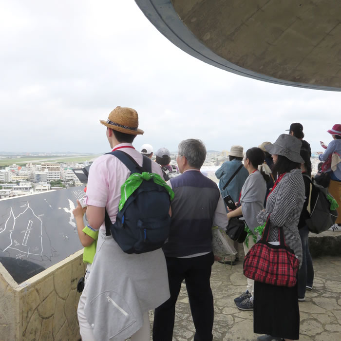 嘉数高台(かかずたかだい)より普天間基地を望んでいる様子