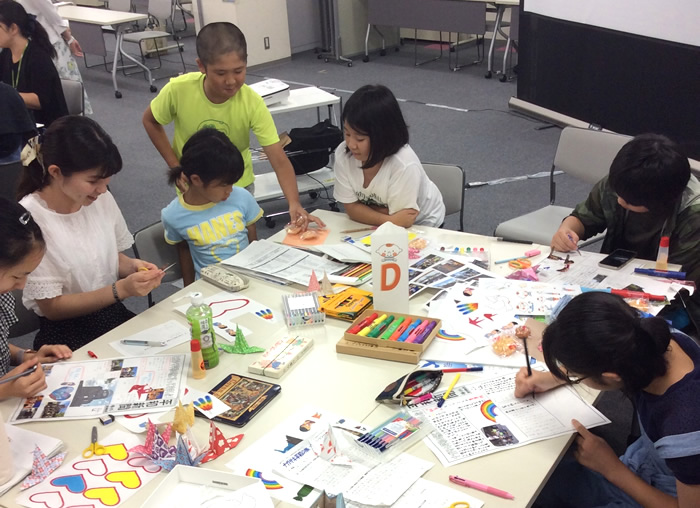 「子ども平和新聞」を作成している様子