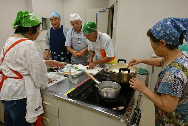さまざまな世代に食育出前授業「豆腐づくり」を実施しました