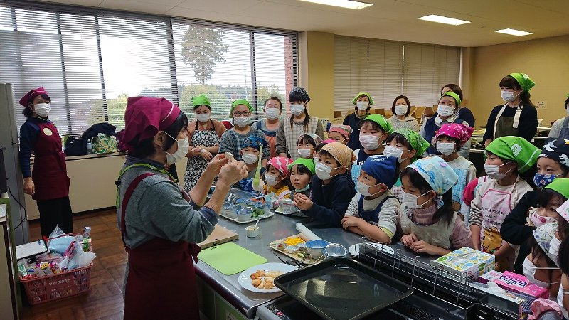 食育サポーターの話を聞く子供たち