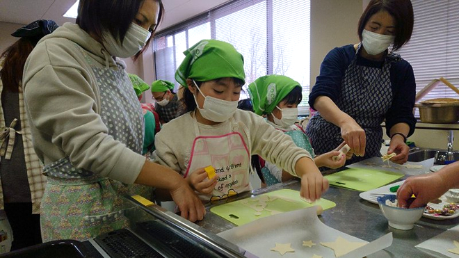 お菓子を作る子どもたち