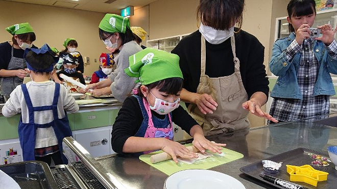 お菓子を作る子どもたち