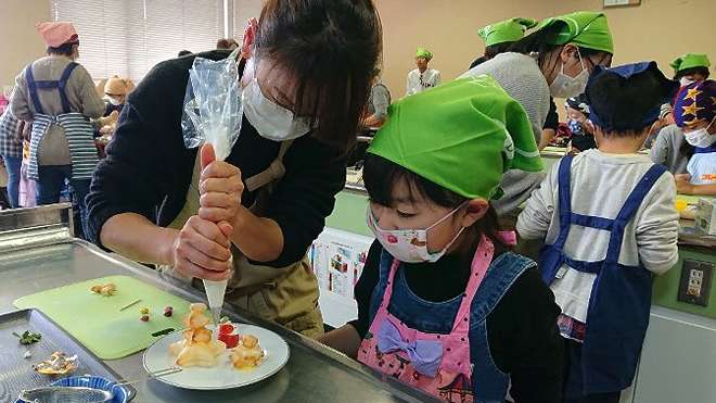 お菓子を作る子どもたち