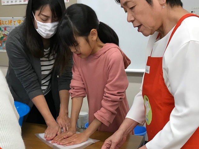 リサイクルハガキ作りの様子