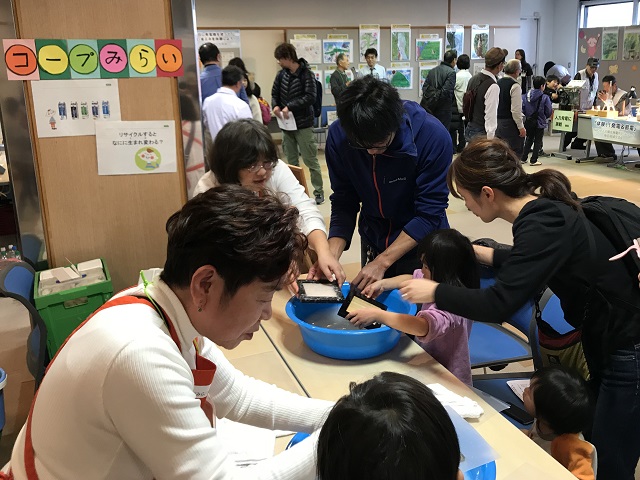 親子でハガキ作りの様子