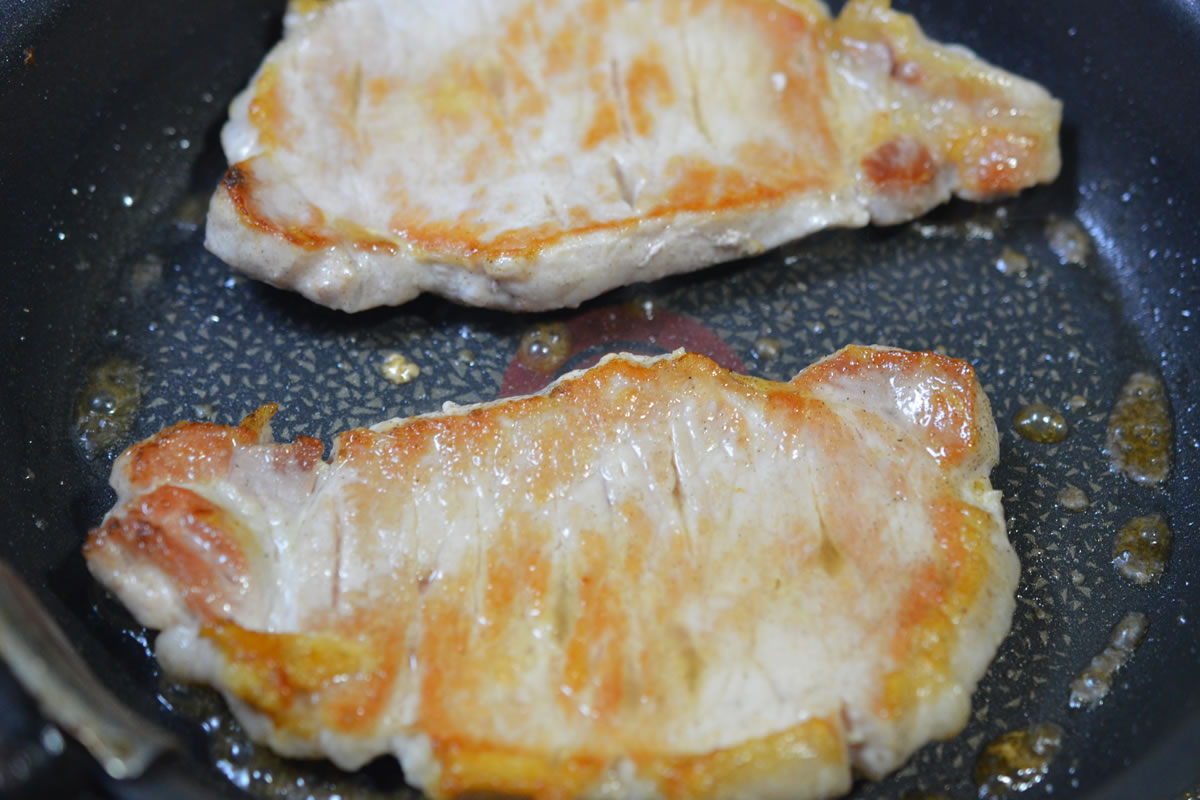 肉にこげめがついたら返し、お酒を入れ中火にして焼く。お皿に付け合わせ野菜と一緒に盛り付け、ソースをかけ完成です。